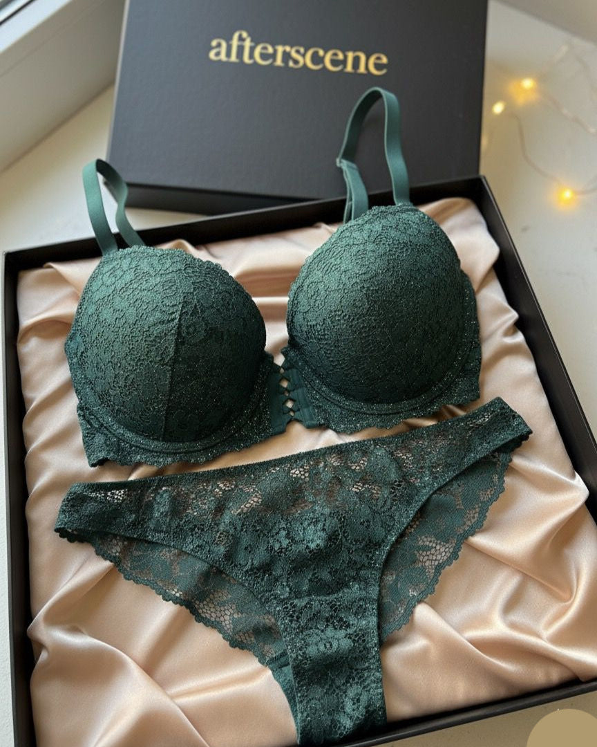 Ensemble Vert Émeraude Dentelle – Porté par Alice Wild (Pièce unique)