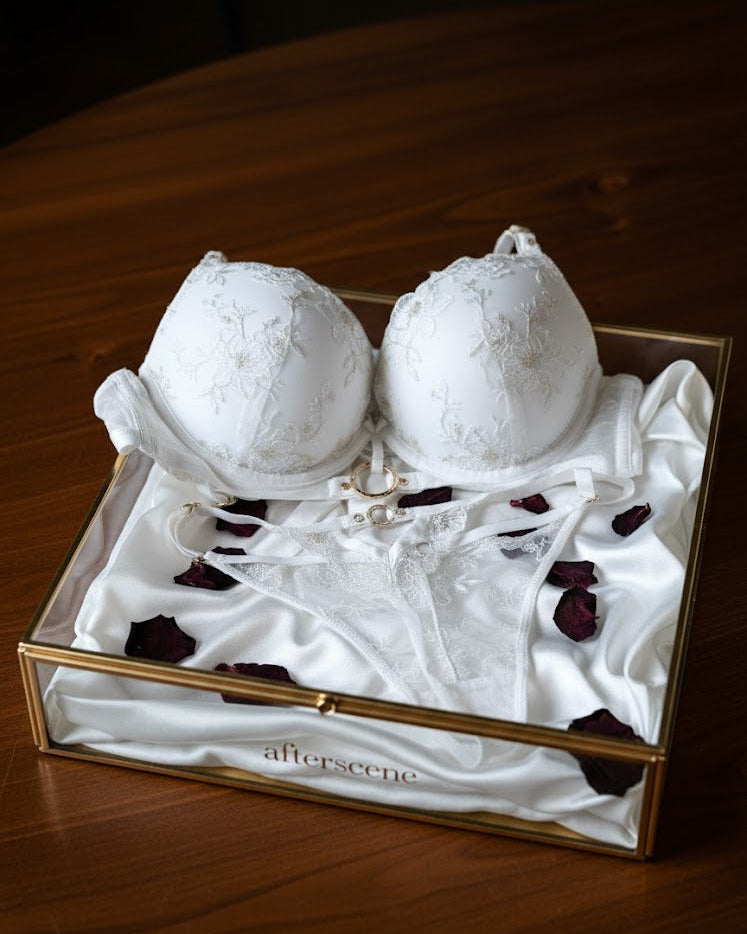 Lingerie ensemble blanc en dentelle fine doré Léa Pam – Édition Limitée