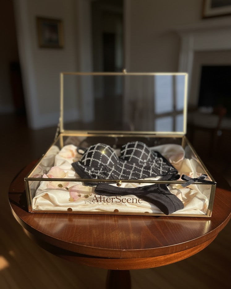 Lingerie scène avec Ylloya "rencontre au village naturiste" – Édition Limitée