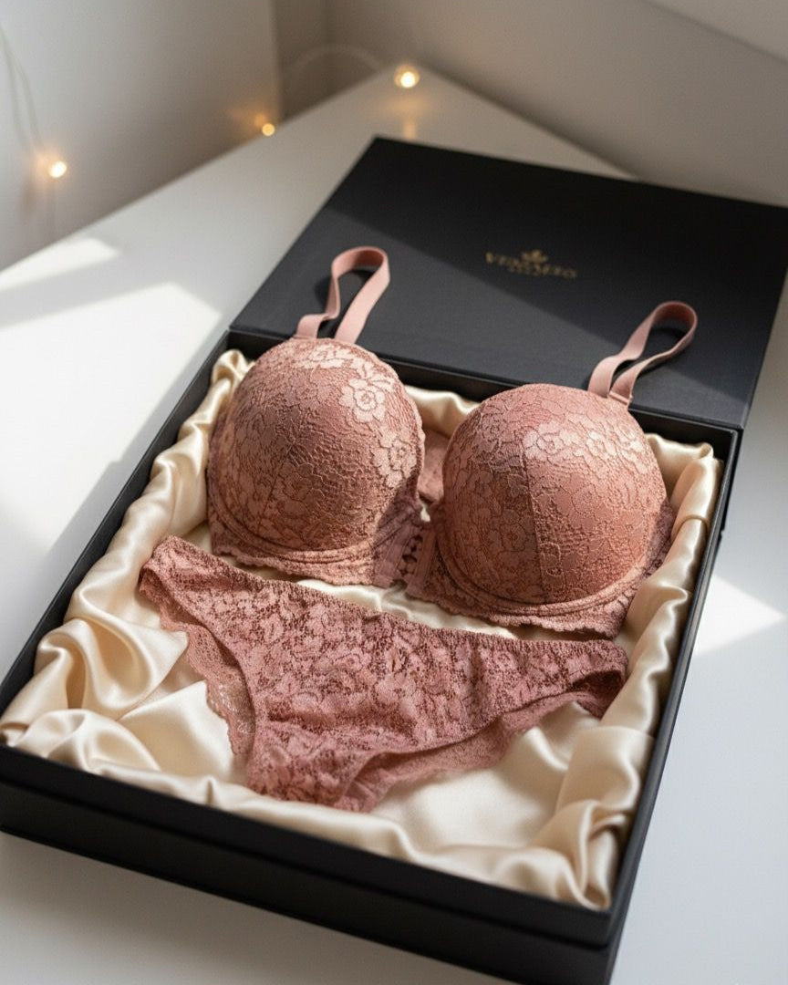 Ensemble Rose Nude Dentelle – Porté par Alice Wild (Pièce unique)