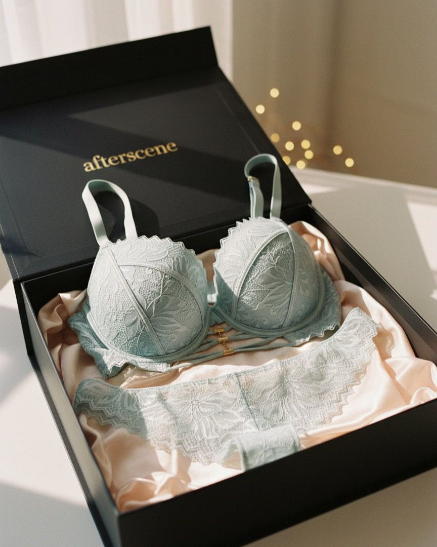 Ensemble Bleu Dentelle – Porté par Alice Wild (Pièce unique)