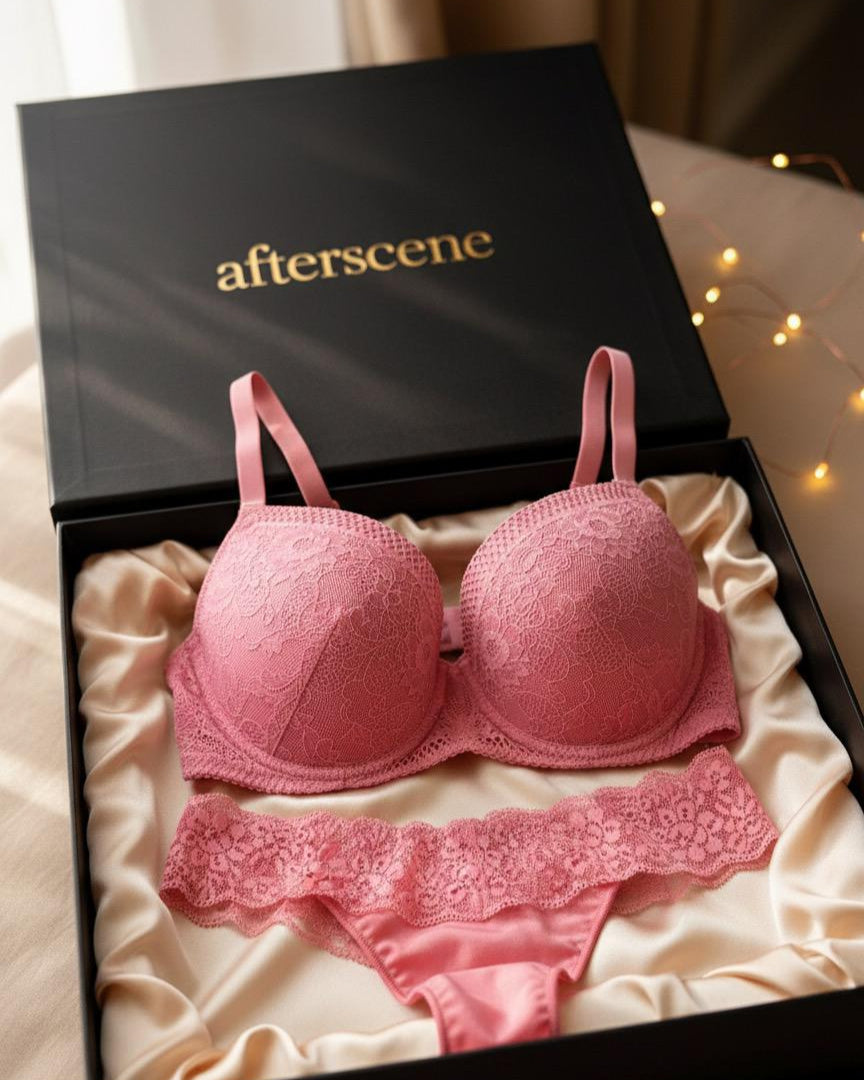 Ensemble Rose Dentelle – Porté par Alice Wild (Pièce unique)