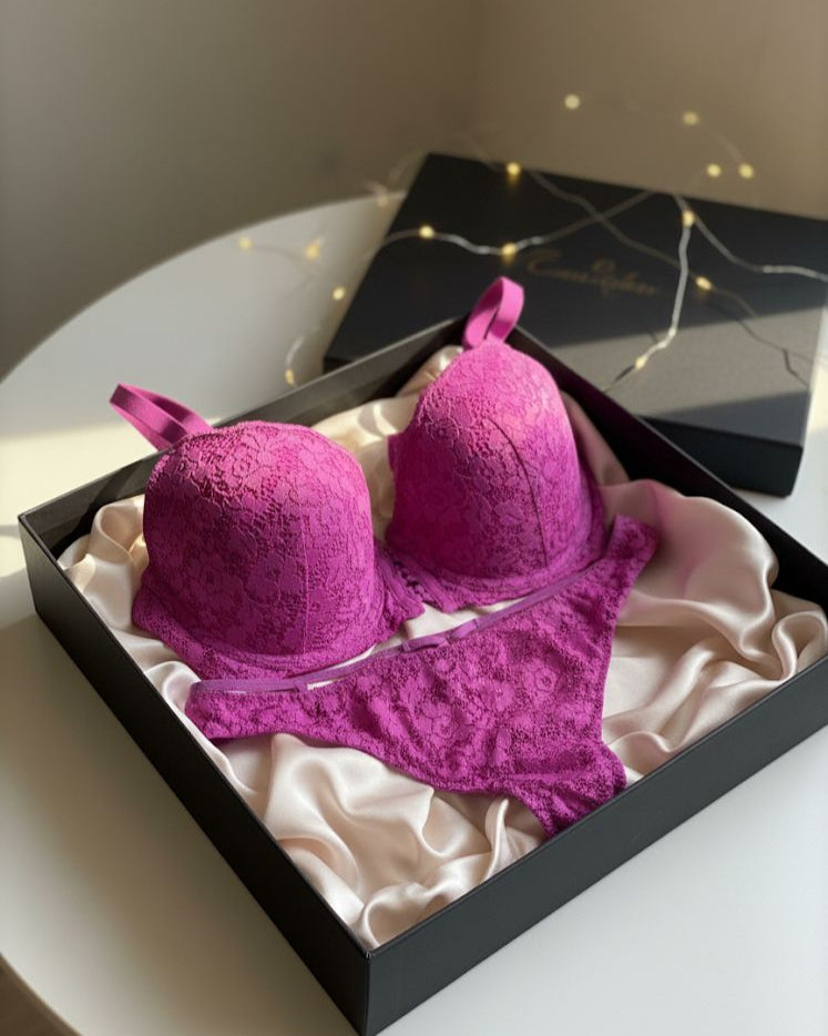 Ensemble Lingerie Fuchsia Dentelle – Porté par Alice Wild (Pièce unique)